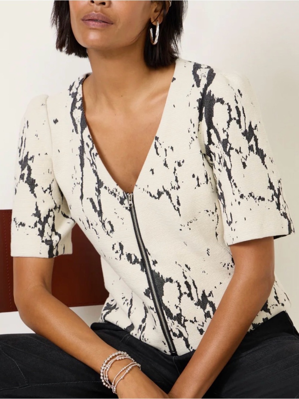 Evereve Courtney Cream and Black Zip-Front Short Sleeve Top